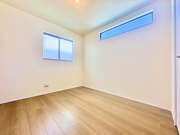 日々の疲れを癒すシンプルながらも洗練されたベッドルーム。