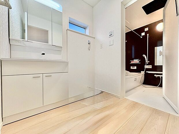 水廻りをキッチンのそばに集め、家事効率を考えた間取りです。