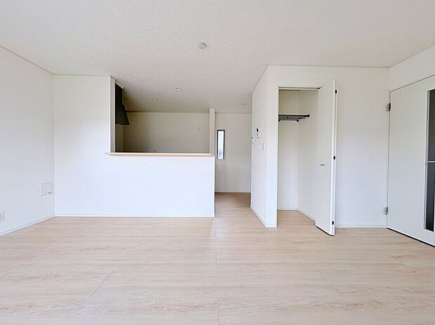 家族が集い、笑い、過ごす広く開放的な自遊空間。