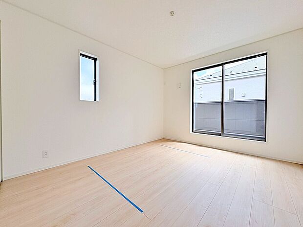 バルコニーに面した主寝室は7.5帖の広々とした洋室。