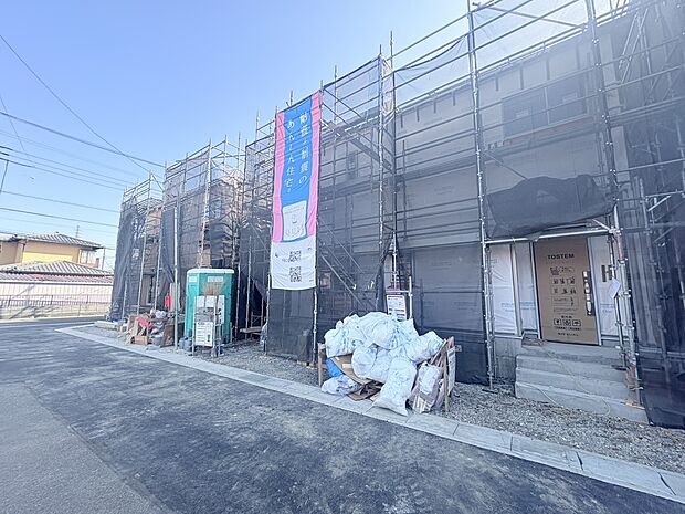 右側が当物件。17.5帖のLDKは会話が弾む対面式キッチンを採用しています。(令和8年3月 撮影)