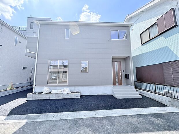 北越谷駅徒歩16分、コンビニまで徒歩1分の立地。