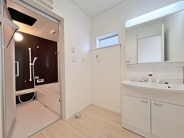 玄関のそばに洗面室を設けました。帰宅後すぐに手洗いできます。