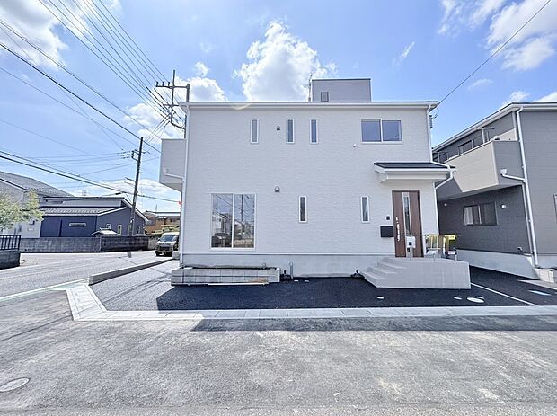 開放感のある角地です。越谷駅まで徒歩16分の立地。