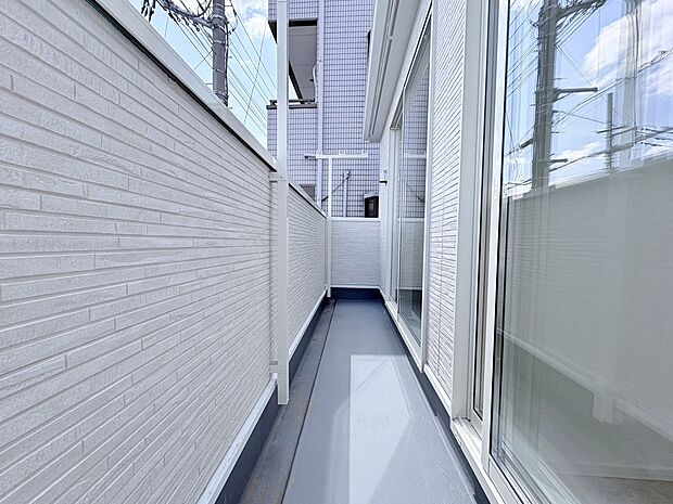 二部屋から行き来できる続きバルコニーを採用しています。