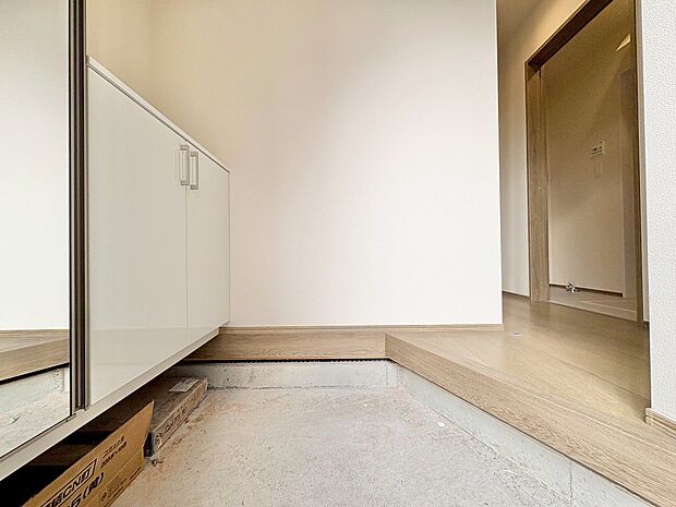 鏡が設置されているので、お洋服に合わせて靴もコーディネートしやすくなります。