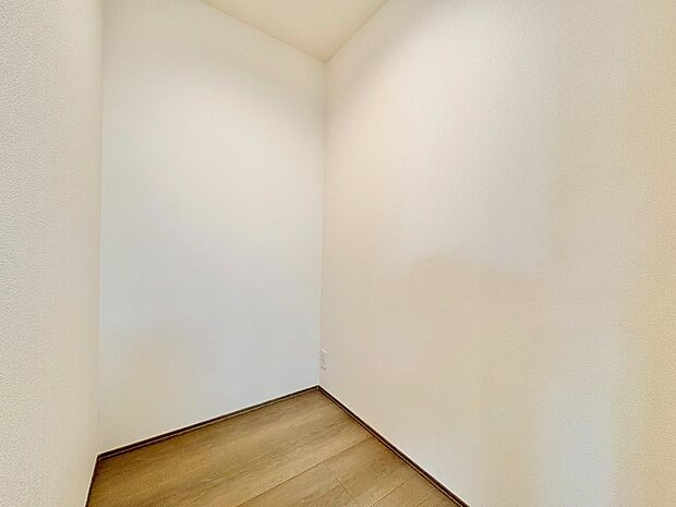 キッチンそばには週末のまとめ買いに嬉しいパントリーを設置しました。