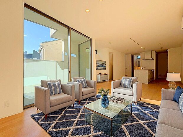 大きな窓から差し込む光が心地良い2階ＬＤＫ。※現況の物件写真にＣＧによる画像処理がされています。