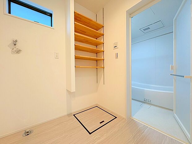 ゆとりある洗面スペースなら、朝の身支度と家事の時間が重なっても安心です。