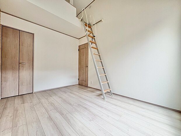 ハシゴを上るとロフトがございます。