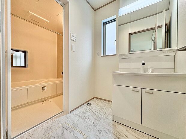 キッチンそばに洗面所、浴室を集めた無駄のないコンパクトな家事動線。