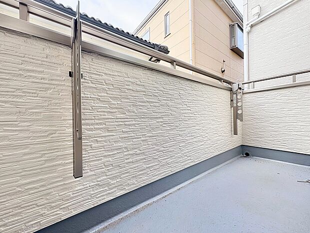 バルコニーに出た時、頬をなでる優しい風を感じます。