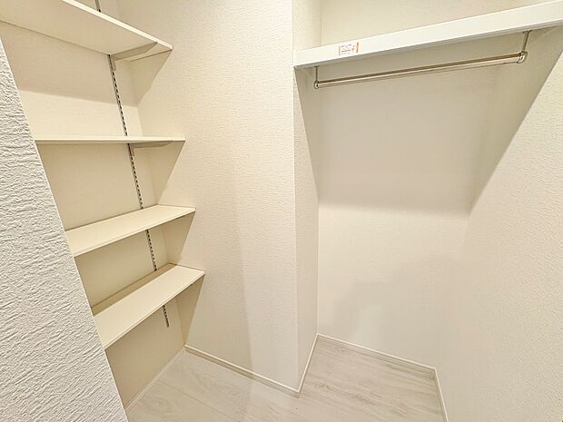 たっぷり収納できるパントリーです。