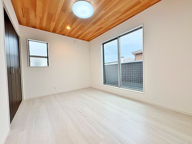 季節ごとに壁飾りや家具の配置を変えて楽しんでみませんか。