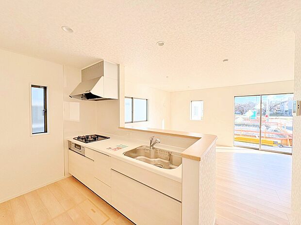 リビング全体を見渡せるよう対面式キッチンを採用しました。