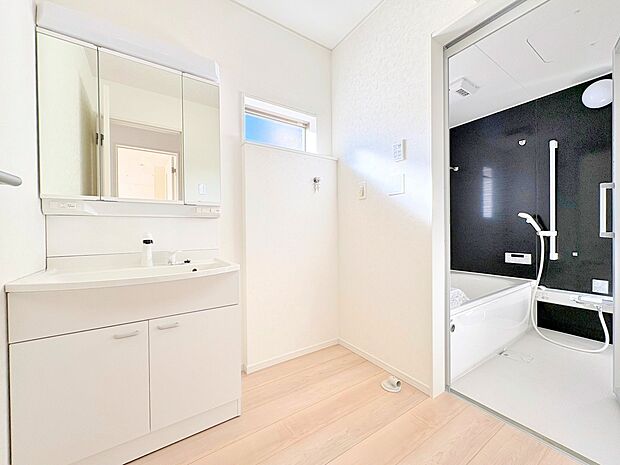 毎日使う場所だからこそ、明るく清潔感溢れる脱衣所に仕上げました。