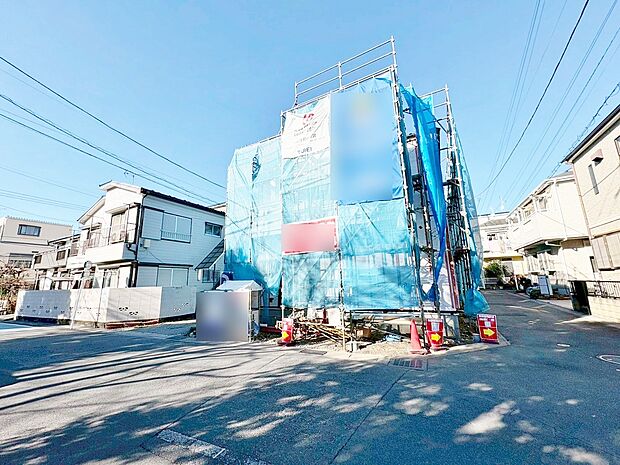 自然と家族のコミュニケーションが生まれるリビングスルー階段を採用。(令和8年1月 撮影)