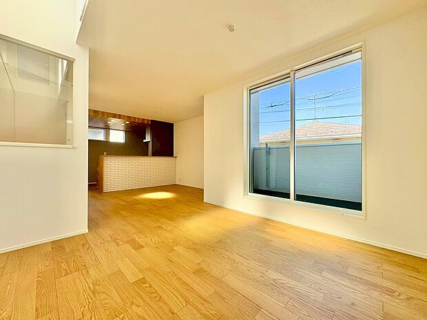 2階に設けたLDKは空間を明るく照らすことのできるバルコニーに面した間取り。