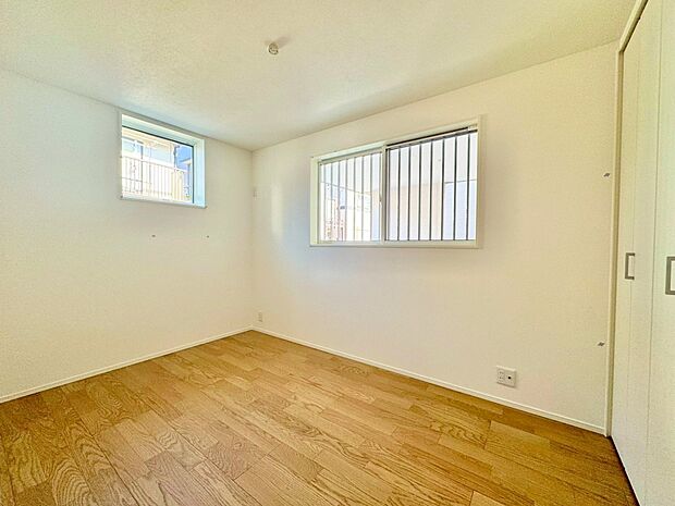 二面採光により陽光が差し込む温かみのあるお部屋。