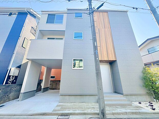 東浦和駅徒歩14分の立地。印象的な家の顔が訪れる人を惹きつける外観です。