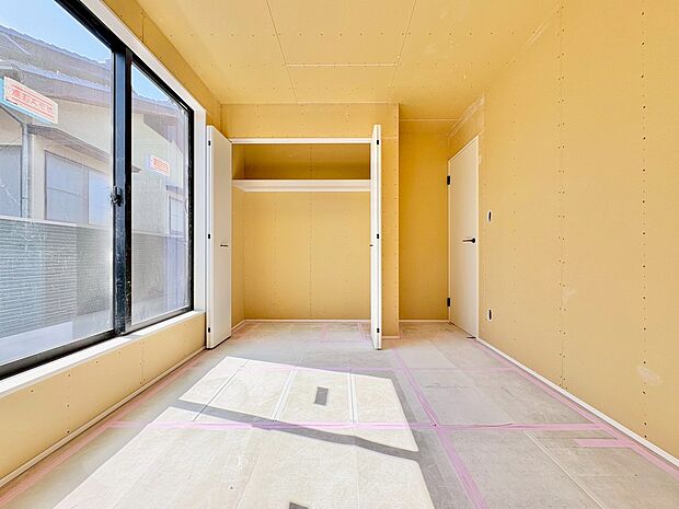 お部屋の窓を開ければ、開放感のある立地ならではの青空が。(令和8年3月 撮影)