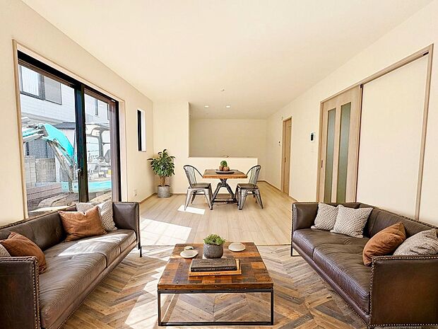 16帖のLDKは日常的な家事動線にも配慮、水回りを集約した設計です。※現況物件写真にCG画像処理済み