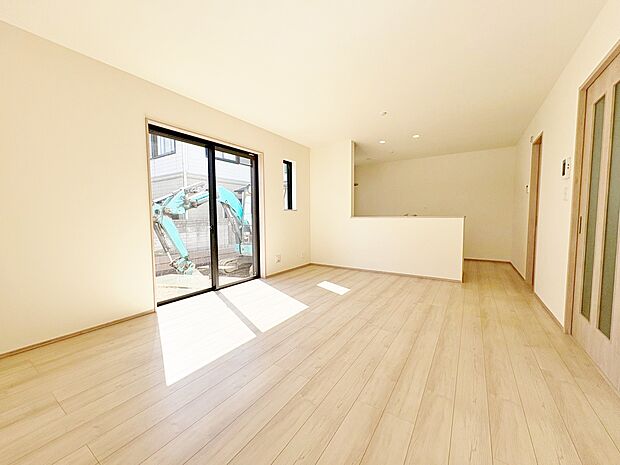 採光に富んだ設計で、家族が集まる明るいリビング空間。