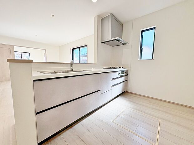 窓から自然光が入り、爽やかなキッチンを演出。