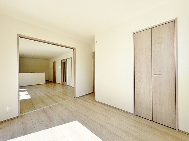 扉を開放することで、リビングやダイニングとつながり広さを感じられます。