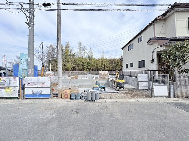 キッチンからリビング全体を見渡せる設計。(令和8年2月 撮影)