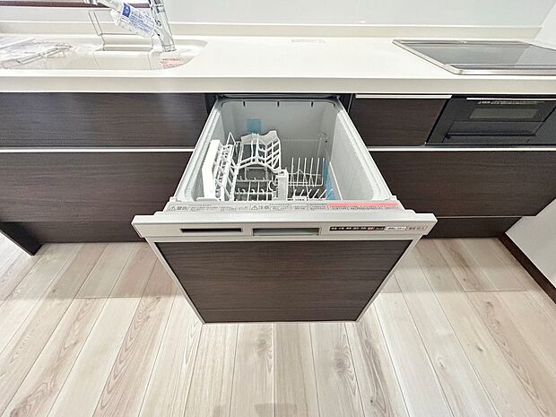 ビルトイン食洗器ですっきりと使いやすい作業スペースを確保しています。