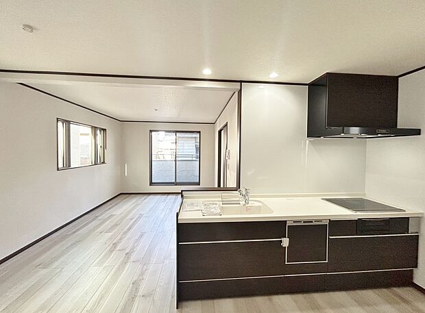 明るい日差しが注ぎ、心地よいリラックスタイムが過ごせそうです。