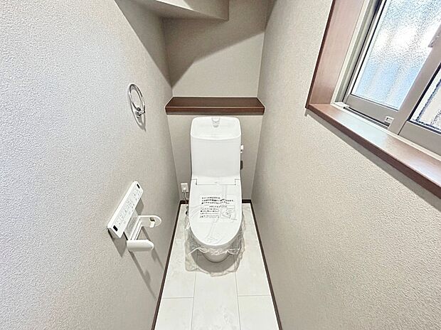 効果的に換気ができる窓付きのトイレ。