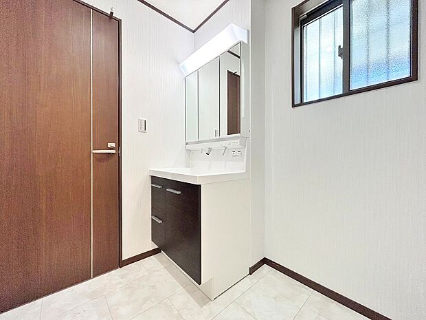 明るく清潔感のある洗面台は気持ちがいいですね。