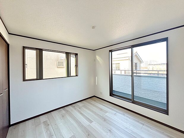 二面採光により陽光が差し込む温かみのあるお部屋。