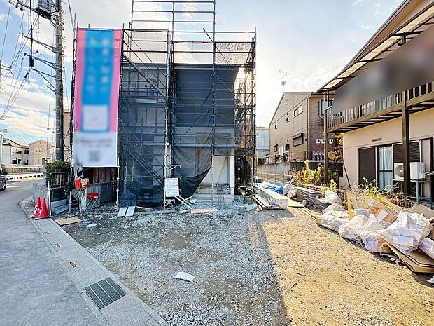 手前が当物件。建物の居住性に拘った邸宅は「安らぎ」と「快適」を実現。(令和7年12月 撮影)