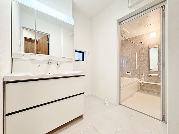 ゆとりある洗面スペースなら、朝の身支度と家事の時間が重なっても安心です。