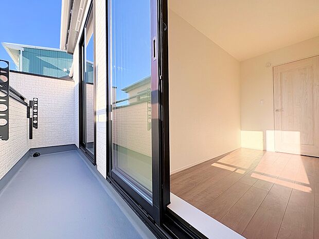 バルコニーに出た時、頬をなでる優しい風を感じます。