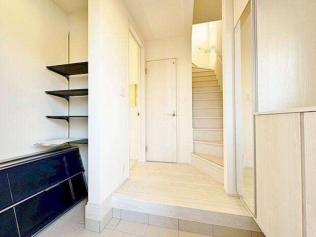 土間収納付きの広々とした玄関。居住性を一段と心地よいものにしています。