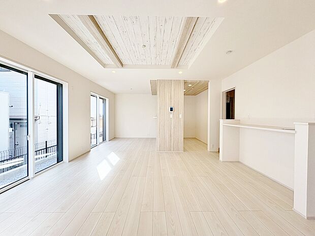 家族が集い、笑い、過ごす広く開放的な自遊空間。