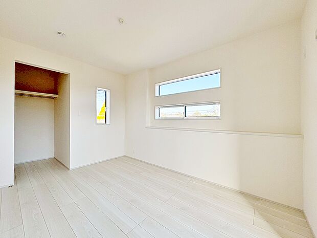 飾り窓からは心地良い光を取り込む落ち着きの空間です。