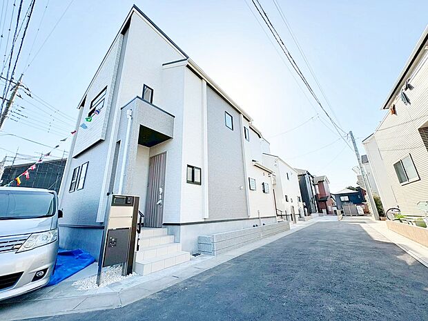 手前が当物件。角地に佇む邸宅。全室南東向きで明るい間取りです。