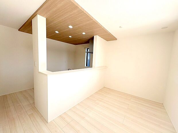 リビング全体を見渡せるよう対面式キッチンを採用しました。