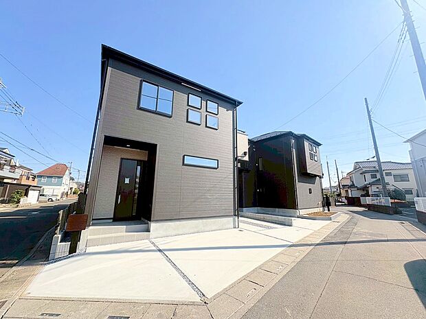 角地に面した邸宅。3LDK+サービスルーム+WIC。