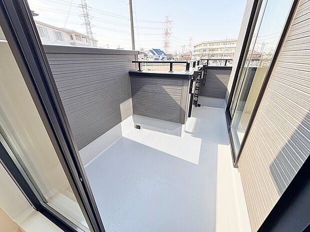 たくさんの日差しと風を受け洗濯物もすぐに乾きそう。