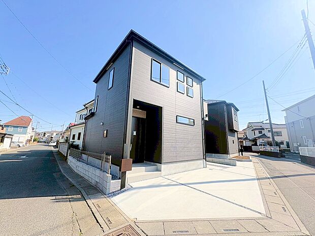 カースペースに2台駐車可能です。角地なので駐車もラクラク。