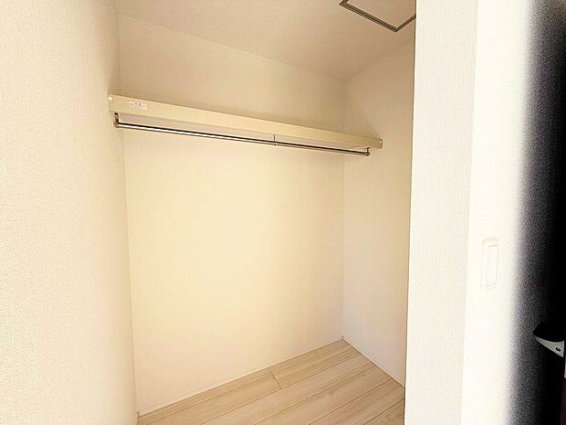 大きな荷物や寝具などもらくらく収納できる便利なスペースです。