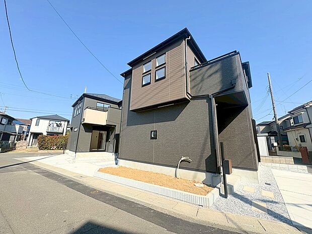 右が当物件。カースペースに2台駐車可能です。