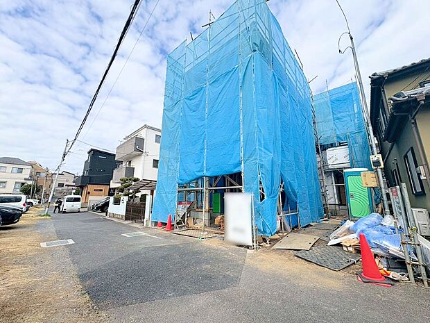 リビングイン階段を採用しました。キッチンからリビング全体を見渡せます。(令和8年3月 撮影)