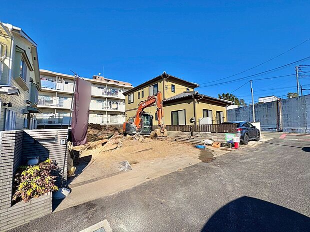 南側公道に面しているため陽当たり良好。(令和7年 12月撮影)